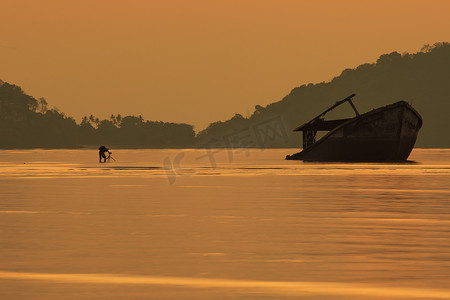 摄影师在太阳升起时拍下旧沉船的照片