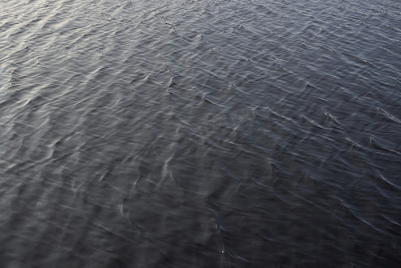 蓝色水面波纹背景摄影照片_2 - 平原轻轻波纹水面纹理。
