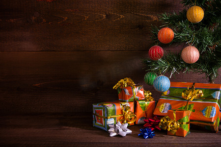 许多圣诞礼物在木板背景的树下
