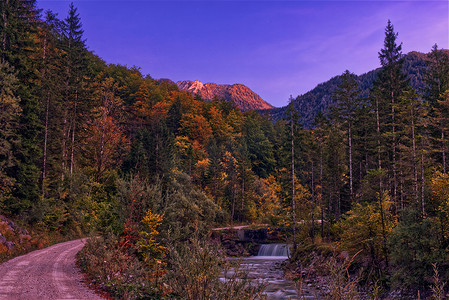 奥地利 山脉，秋季森林，瀑布 Gmunden。