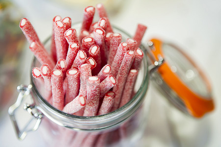罐子里的草莓铅笔，