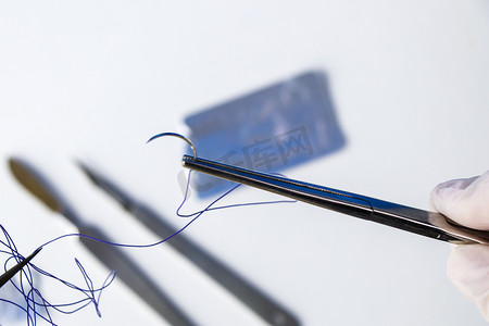 外科手术设备、手术刀、刀、针和缝合线。