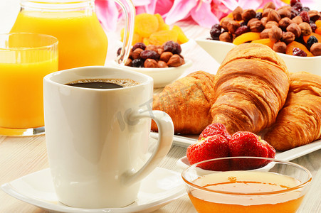 早餐包括羊角面包、咖啡和水果