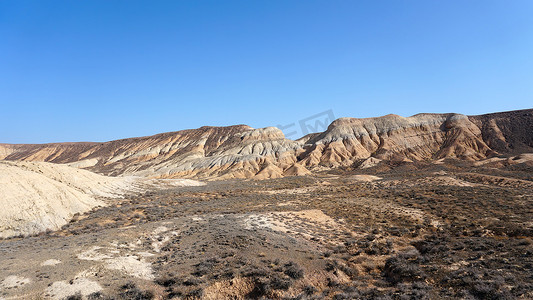沙漠中峡谷的彩色山丘。
