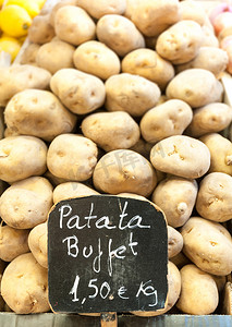 一堆土豆在市场摊位上的价格。