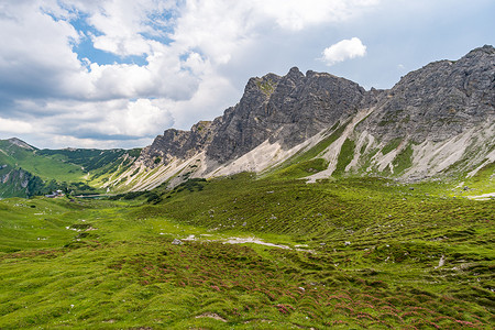 在美丽的坦海姆山谷徒步和登山