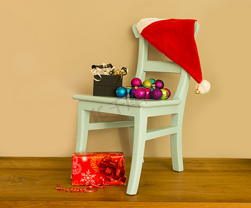 椅子上的圣诞老人帽子和礼物