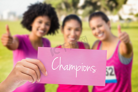 反对三位支持乳腺癌马拉松的微笑赛跑者的冠军