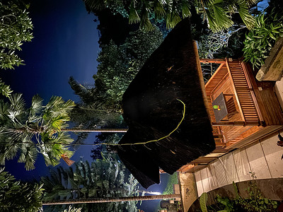 别墅夜间摄影照片_在夜间乌布巴厘岛印度尼西亚的豪华别墅- 图库照片