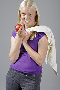 健身后拿着苹果的女人