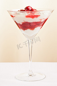 psd分层展架图摄影照片_由草莓和酸奶/布丁制成的分层甜点