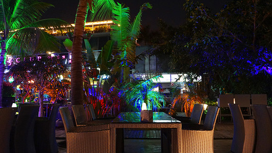 热带海滩俱乐部酒吧在晚上