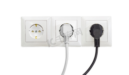 三个白色插座，两个连接相应的电源