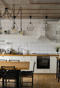 干净的厨房摄影照片_豪华住宅中现代、明亮、干净的厨房内部配有不锈钢器具。