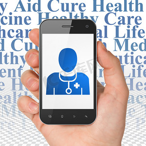 医疗保健概念：手持智能手机与医生展示