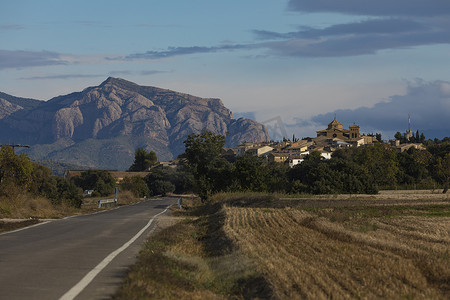 西班牙韦斯卡省 Biscarrues 镇的全景