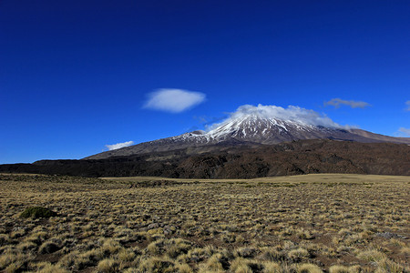 白雪覆盖的特罗门火山，阿根廷