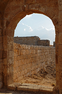 以色列奥夫达特日落时的古石拱和墙