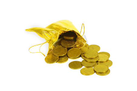广告背景金色摄影照片_金色袋子里的钱币被白色隔离