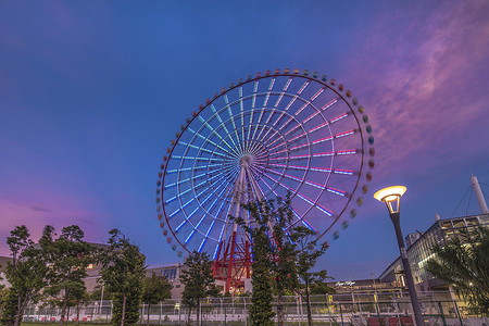 台场五颜六色的高大Palette Town摩天轮