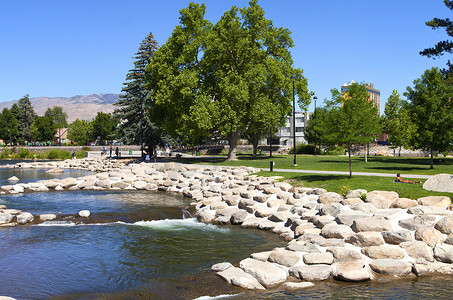 内华达州里诺市中心附近的公园和河流。