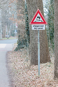 道路标志警告（寒冷时湿滑，荷兰语）