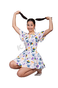 一个扎着辫子的女孩，穿着五颜六色的复古连衣裙
