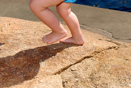 跑腿生活摄影照片_斯堪的纳维亚生活方式——孩子的奔跑腿