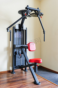 侧支摄影照片_啄背健身房锻炼机