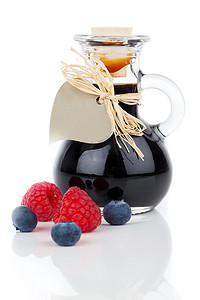 蓝莓-玻璃瓶或混合物中的覆盆子糖浆，与 hea