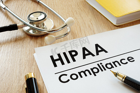 HIPAA Compliance 应用程序和听诊器在桌子上。