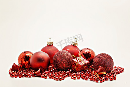 红色圣诞装饰、球、珠子、铃铛特写孤立
