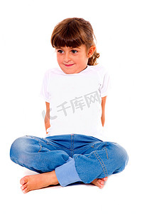 盘腿坐的女孩摄影照片_盘腿坐着的女孩