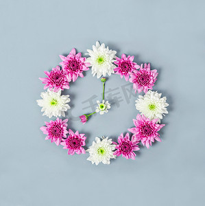 小雏菊花手绘摄影照片_菊花制成的钟面。