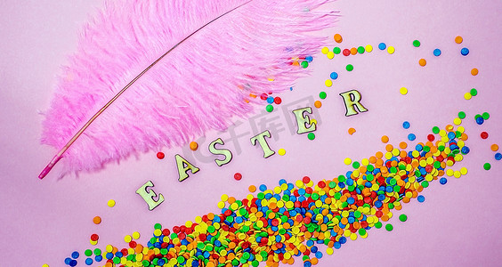 复活节耶稣复活摄影照片_抽象的复活节贺卡，散落着彩色糖果球和字母。
