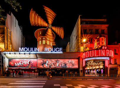 歌舞表演节目单摄影照片_红磨坊歌舞表演在晚上，巴黎，法国