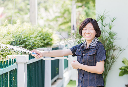 站着给树浇水的妇女