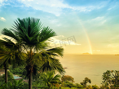 泰国普吉岛海上美丽的彩虹
