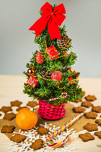用姜饼饼干和糖果装饰的小圣诞树