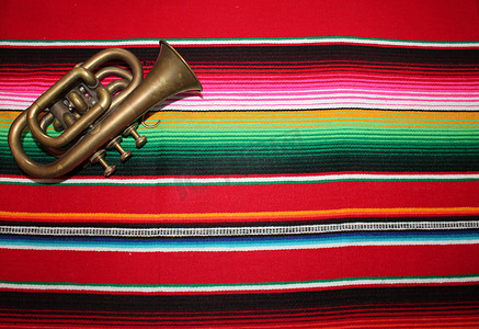 墨西哥与条纹的墨西哥传统 cinco de mayo 地毯雨披节日背景