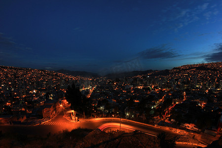 拉萨夜景摄影照片_玻利维亚拉巴斯夜景