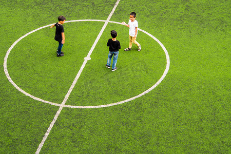 孩子们在休息时间在学校足球场玩耍