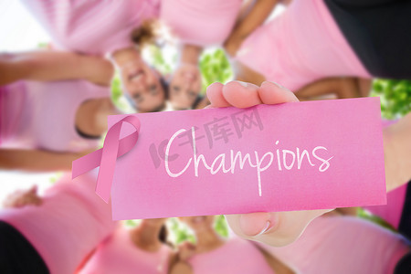 反对微笑女性组织活动以提高乳腺癌意识的倡导者
