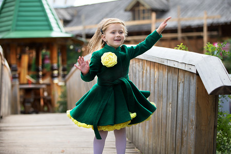 驯龙高手小嗝嗝摄影照片_一个快乐的小女孩沿着小路奔跑。