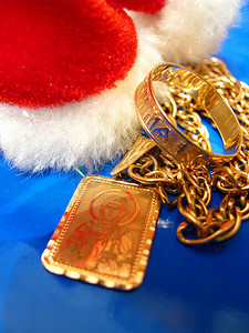 金色新年礼物摄影照片_新年礼物，金色，深蓝色背景，链子，戒指，圣诞节
