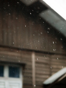 暴雨摄影照片_模糊的雨滴