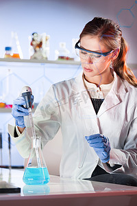 年轻科学家在生命科学实验室移液。