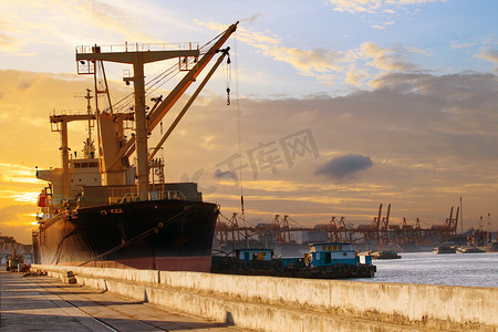 集装箱船从港口当地船舶装载材料货物