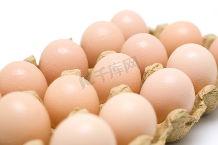 白色背景上孤立的十几个鸡蛋