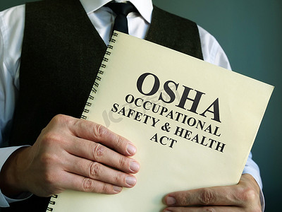 OSHA 职业安全与健康法在手。